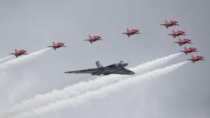 Aerosalón ve Farnborough zahájila akrobatická skupina Red Arrows a britský bombardér Avro Vulcan