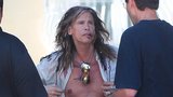 „Striptér“ Steven Tyler se svlékal na ulici