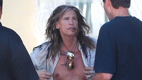 „Striptér“ Steven Tyler se svlékal na ulici