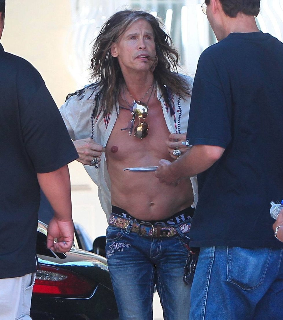 Frontman skupiny Aerosmith se na ulici odhaloval.