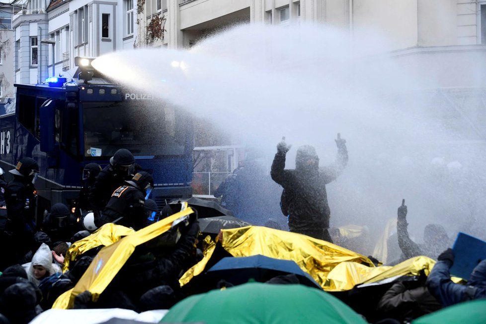 Demonstranti protestovali proti politikům AfD, kteří hrají na protiuprchlickou notu.