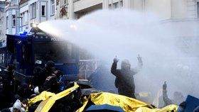 Demonstranti protestovali proti politikům AfD, kteří hrají na protiuprchlickou notu.