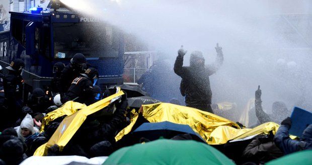 Protiuprchličtí politici nemohli přes demonstranty na sjezd. Zkropila je vodní děla