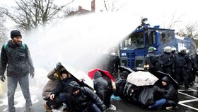 Demonstranti protestovali proti politikům AfD, kteří hrají na protiuprchlickou notu.