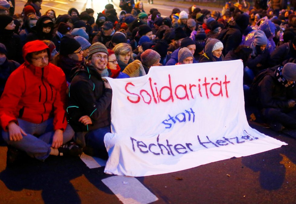 Demonstranti protestovali proti politikům AfD, kteří hrají na protiuprchlickou notu