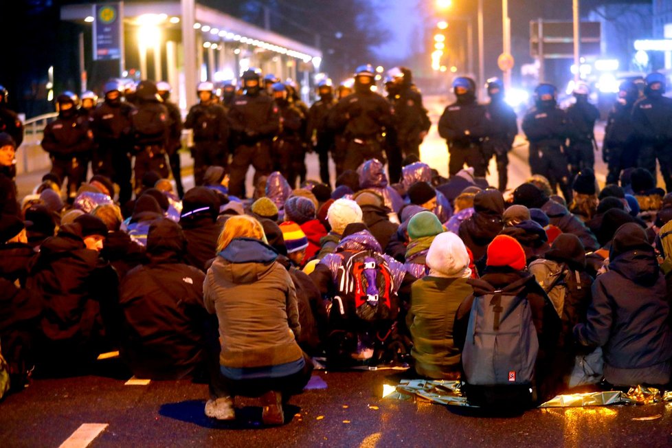 Demonstranti protestovali proti politikům AfD, kteří hrají na protiuprchlickou notu.