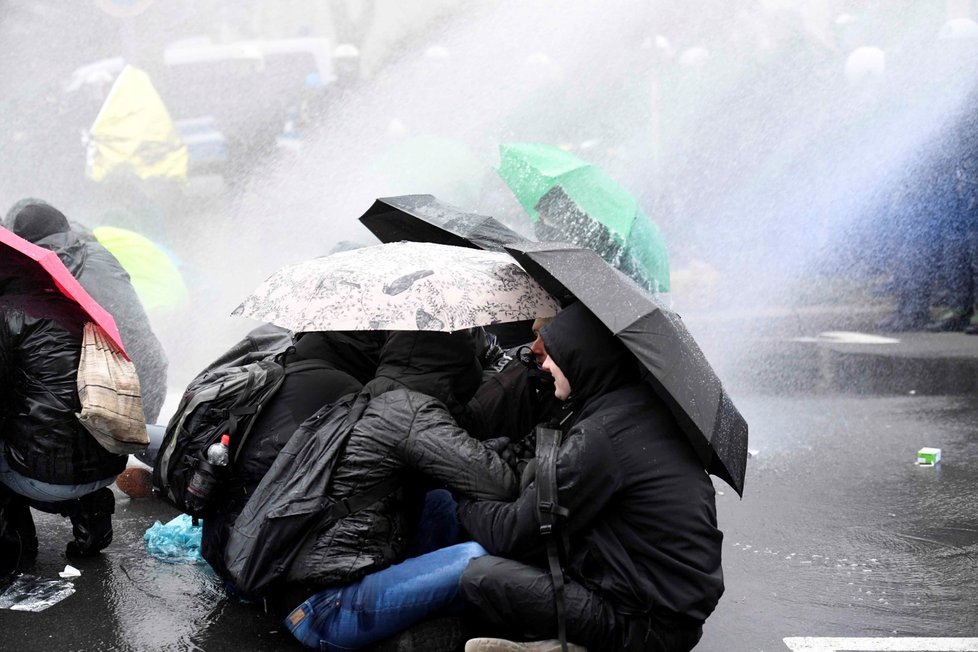 Demonstranti protestovali proti politikům AfD, kteří hrají na protiuprchlickou notu.