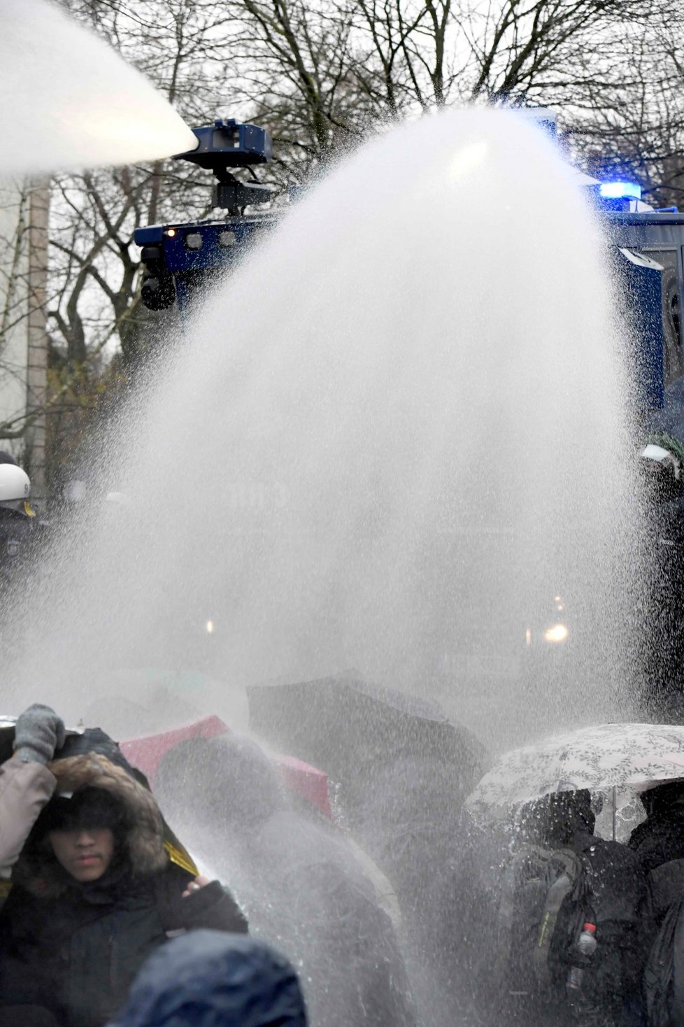 Demonstranti protestovali proti politikům AfD, kteří hrají na protiuprchlickou notu.