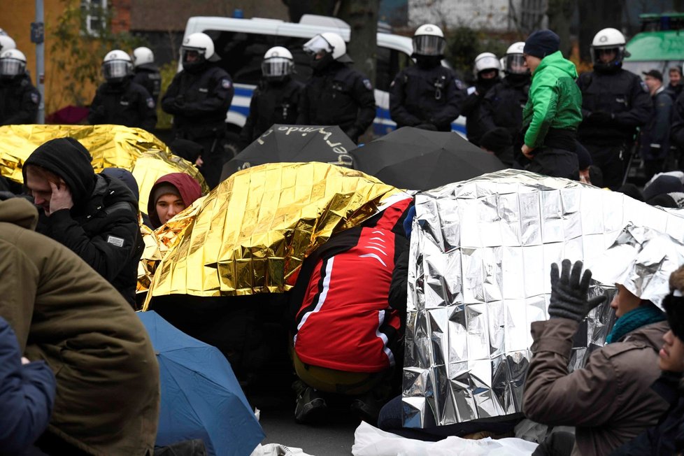 Demonstranti protestovali proti politikům AfD, kteří hrají na protiuprchlickou notu.