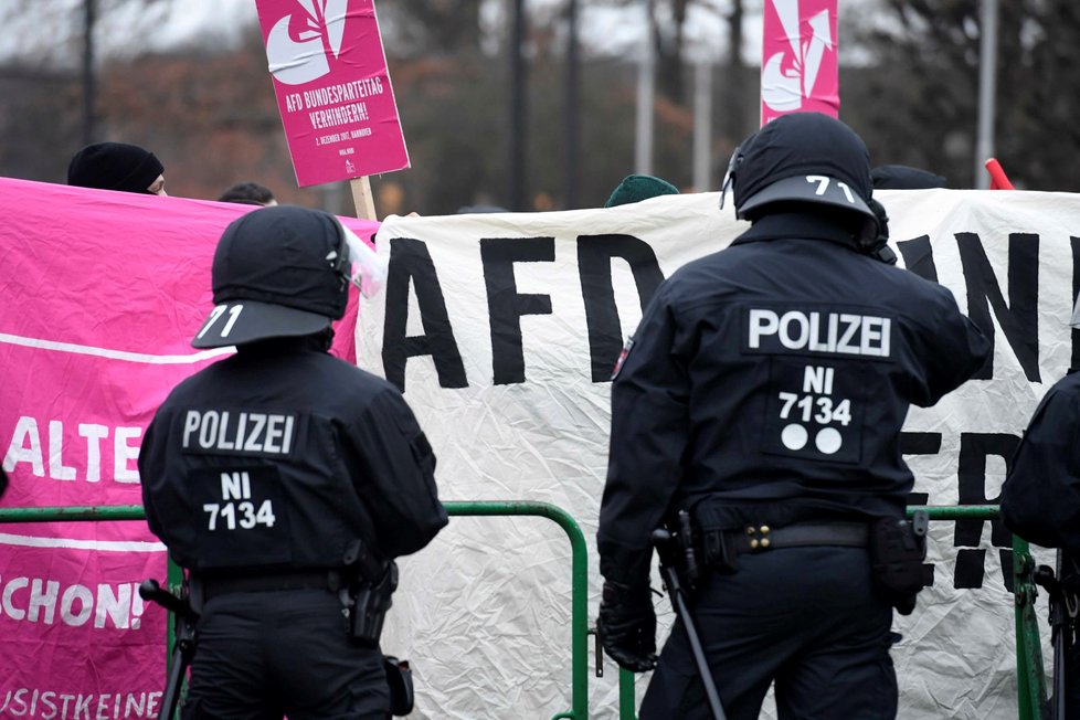 Demonstranti protestovali proti politikům AfD, kteří hrají na protiuprchlickou notu.