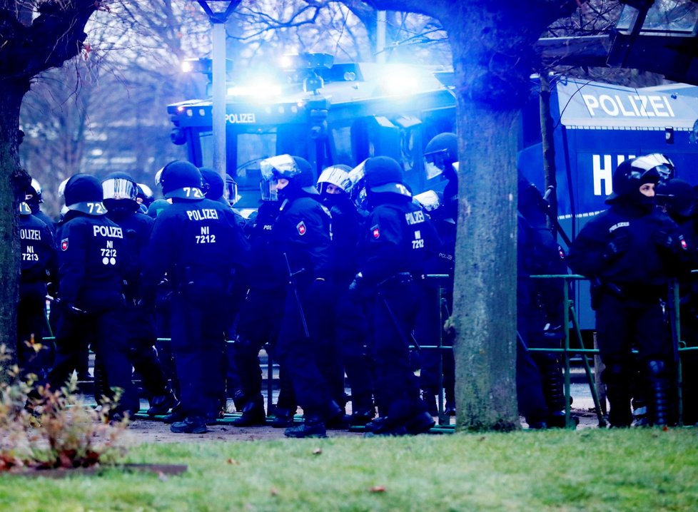 Demonstranti protestovali proti politikům AfD, kteří hrají na protiuprchlickou notu.