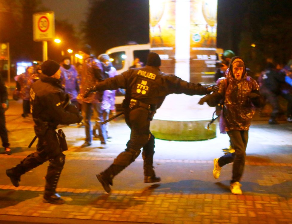 Demonstranti protestovali proti politikům AfD, kteří hrají na protiuprchlickou notu.