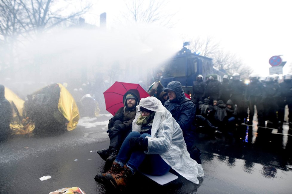 Demonstranti protestovali proti politikům AfD, kteří hrají na protiuprchlickou notu.