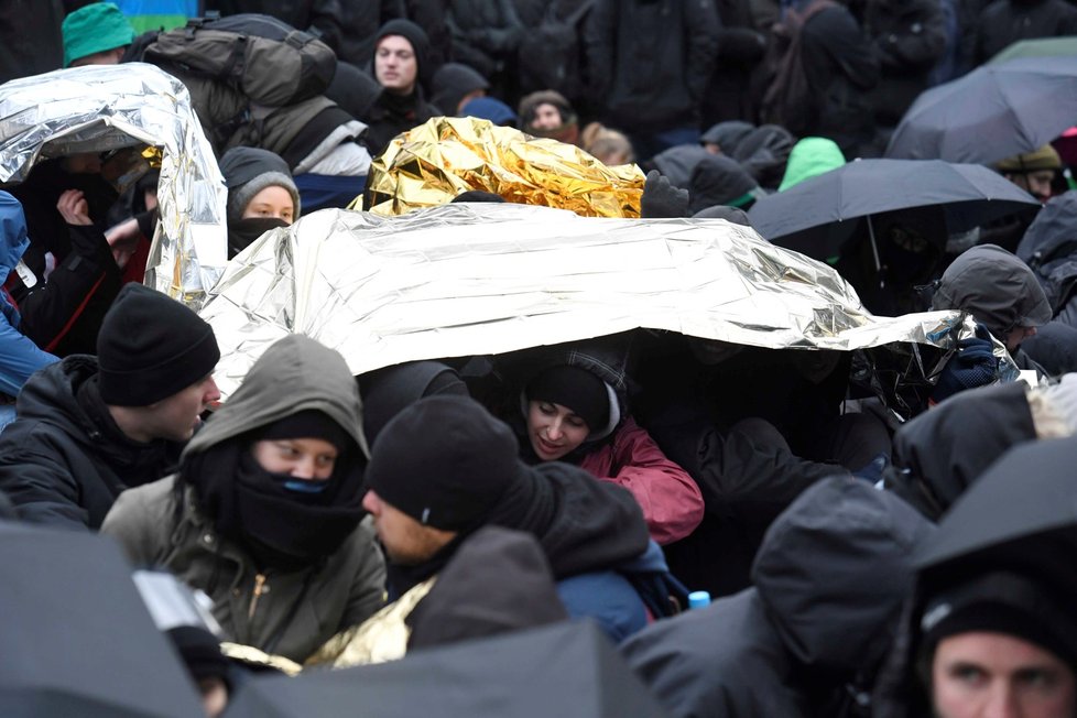 Demonstranti protestovali proti politikům AfD, kteří hrají na protiuprchlickou notu