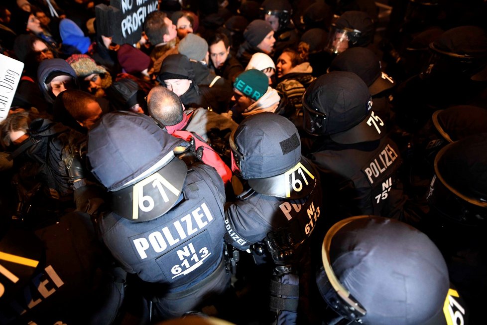 Demonstranti protestovali proti politikům AfD, kteří hrají na protiuprchlickou notu.