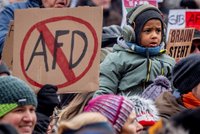 Desetitisíce Němců protestovaly proti straně AfD. Vadí jim tajný plán na odsud uprchlíků