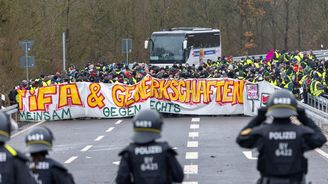 Policisté ochraňují fašisty vs. Za všechno můžou levičáci. Bída české debaty o Německu dostoupila vrcholu Policisté ochraňují fašisty vs. Za všechno můžou levičáci. Bída české debaty o Německu dostoupila vrcholu