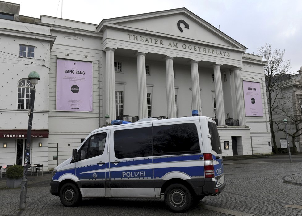 Policie vyšetřuje útok na poslance AfD, záběry z kamer jsou v rozporu s výpovědí napadeného. Po pachatelích se stále pátrá, (10.01.2019).