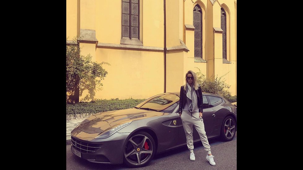 Budoucí paní Kindlová s nádherným Ferrari GTC4 Lusso