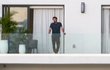 Ben Affleck po vášnivé noci s Jennifer Lopez pokuřuje na balkoně vily, kam se ukryli před světem
