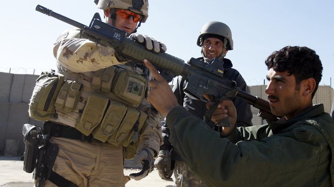 Americkí vojaci sa pripravujú na útok proti Talibanu.