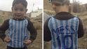 Fotografie, která obletěla virtuální svět: chlapec v dresu udělaný z igelitky