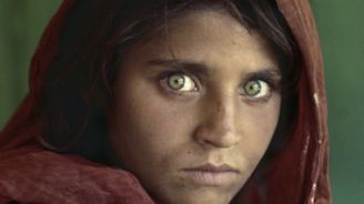 Slavná dívka z fotografie musela opustit Pákistán, rozhodl soud