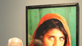 Slavná fotografie „Afghánská dívka“, která se stala jedou z nejznámějších v historii.