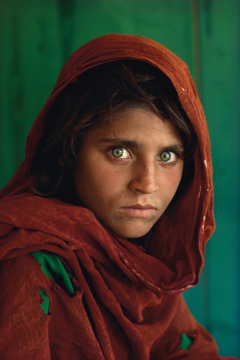 Slavná fotografie „Afghánská dívka“, která se stala jedou z nejznámějších v historii.