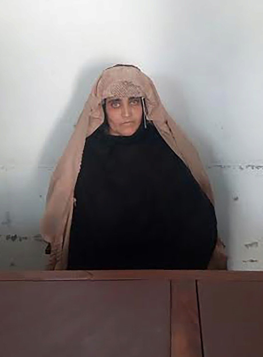 Takhle vypadá „Afghánská dívka“ dnes. Fotografii pořídila pákistánská policie poté, co ji zatkla.