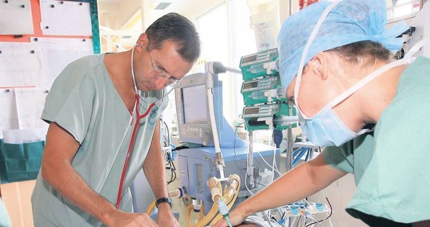 Po pětihodinovém zákroku byl Abdullah předán do péče lékařů JIP motolského kardiocentra