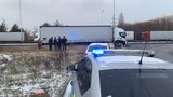 Kamion pod plachtou převážel běžence! Vyskočili za jízdy, policie tři zadržela na Pražském okruhu