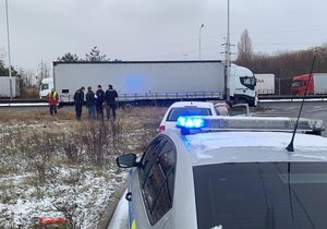 Policie na Pražském okruhu zadržela tři cizince, cestovali pod plachtou kamionu.