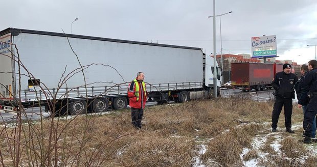 Policie na Pražském okruhu zadržela tři cizince, cestovali pod plachtou kamionu.