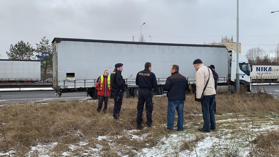 Policie na Pražském okruhu zadržela tři cizince, cestovali pod plachtou kamionu.