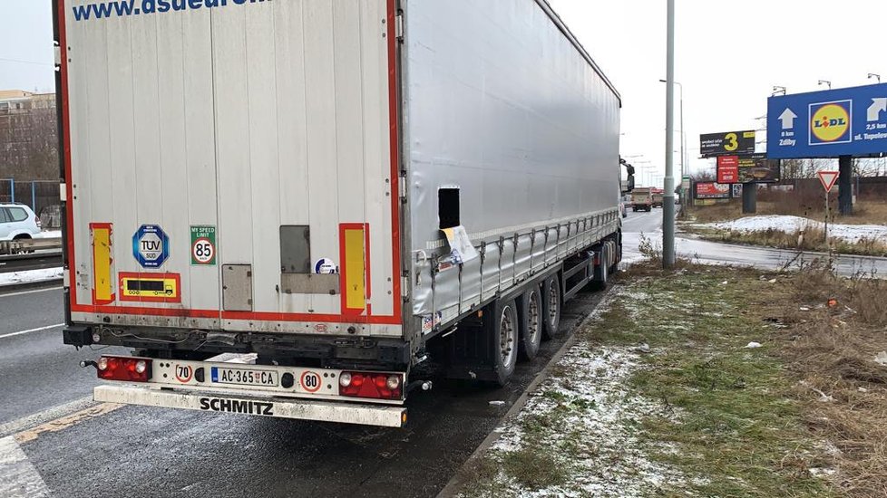 Policie na Pražském okruhu zadržela tři cizince, cestovali pod plachtou kamionu.