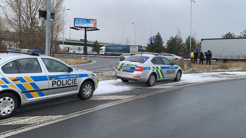 Policie na Pražském okruhu zadržela tři cizince, cestovali pod plachtou kamionu.