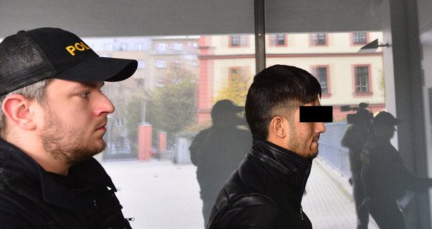 Afghánce (19) obžalovali ze sexuálního napadení sestry na Bulovce. Jeho rodina už dostala byt