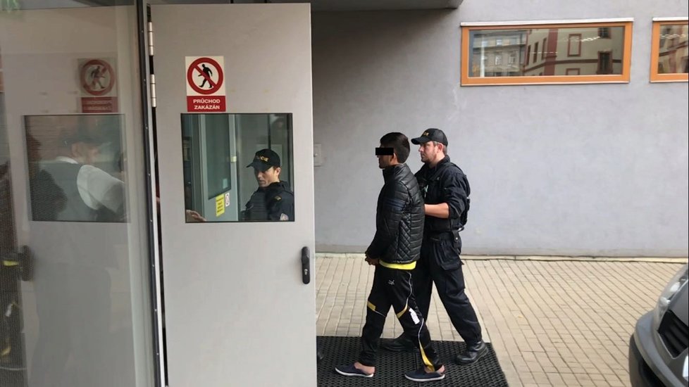 Na infekčním oddělení v pražské nemocnici Na Bulovce měl znásilnit migrant z Afghánistánu zdravotní sestřičku. V pátek dopoledne ho policisté převezli k soudu.