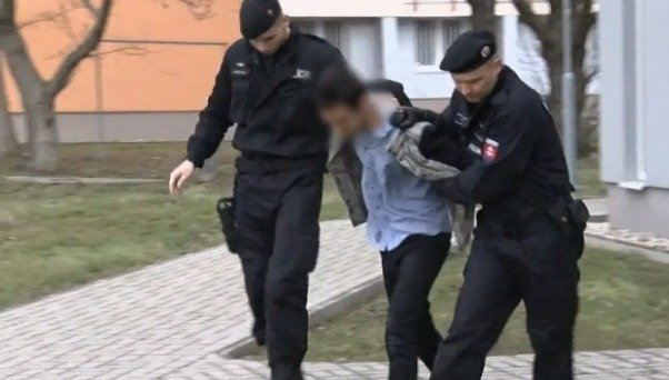 Policisté odvádějí zatčeného afghánského studenta.