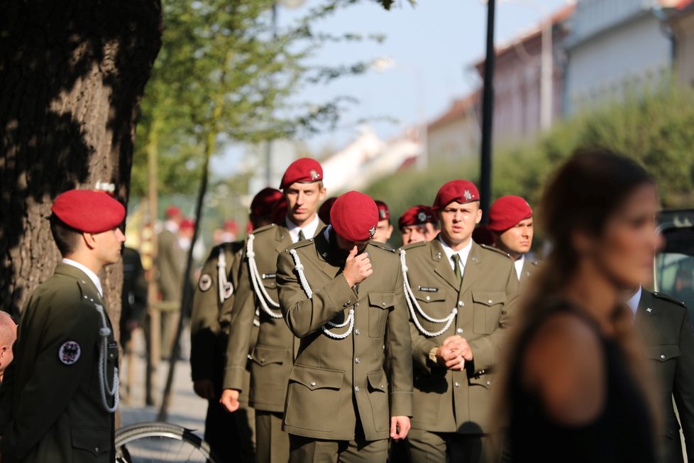 Rodina a blízcí se loučí s Kamilem Benešem, jedním z trojice zabitých vojáků z Afghanistánu.