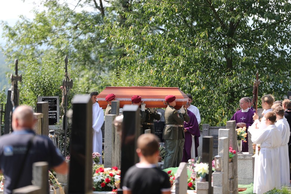 Rodina a blízcí se loučí s Kamilem Benešem, jedním z trojice zabitých vojáků z Afghánistánu.