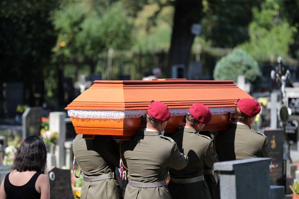 Rodina a blízcí se loučí s Kamilem Benešem, jedním z trojice zabitých vojáků z Afghánistánu.