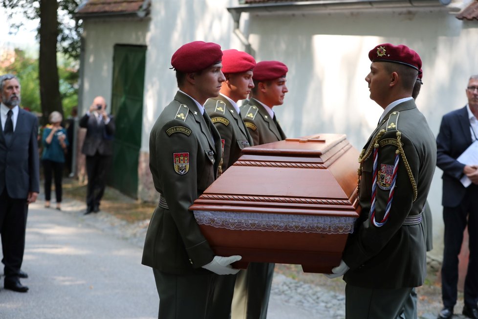 Rodina a blízcí se loučí s Kamilem Benešem, jedním z trojice zabitých vojáků z Afghánistánu