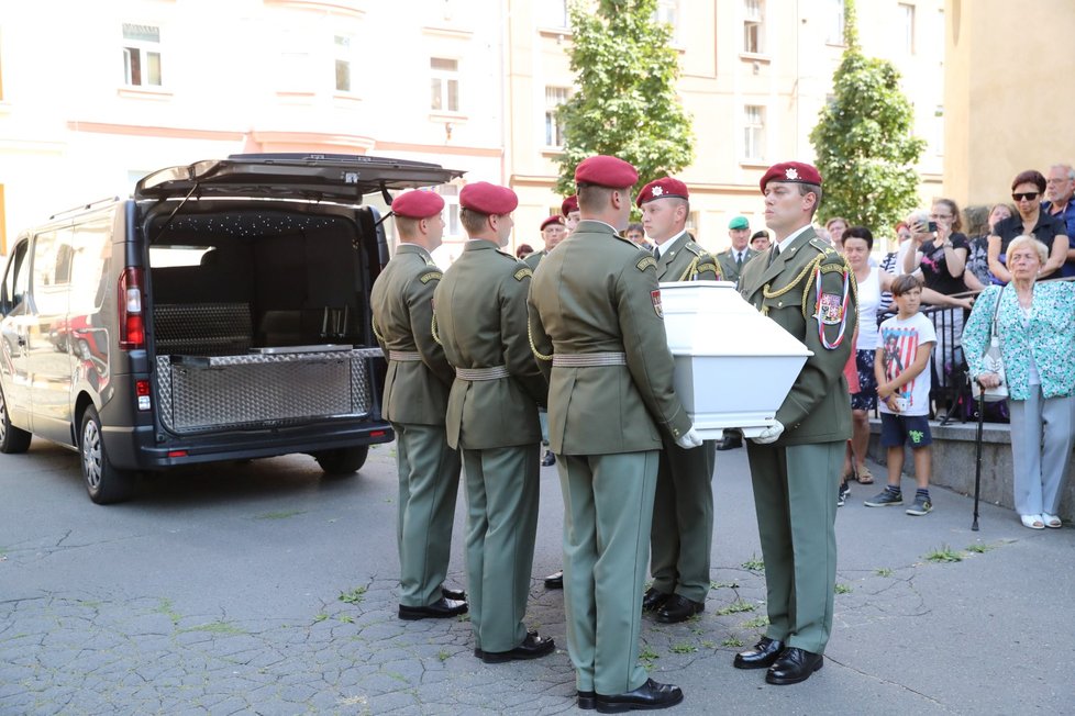 Vojáci nakládají tělo hrdiny Patrika do pohřebního vozu.