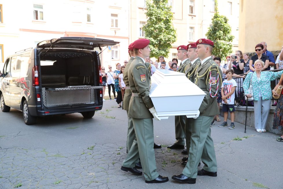Vojáci nakládají tělo hrdiny Patrika do pohřebního vozu.