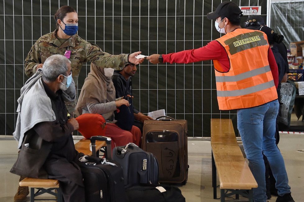 Afghánští běženci se zasekli na základně Ramstein.