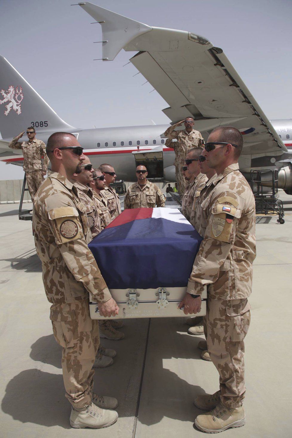 Rozloučení s trojicí padlých vojáků v Afghánistánu