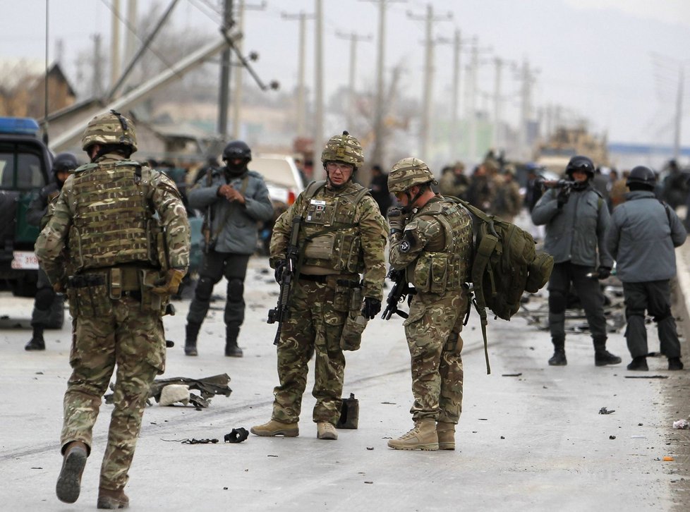 Jednotky NATO a afghánská policie vyšetřují na místě bombového útoku.