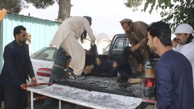 Afghánští muži odváží zraněného po výbuchu v provincii Chóst.